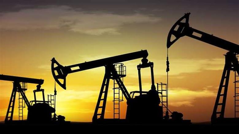 أسعار النفط عالميا اليوم الجمعة.. برنت وخام الأمريكي يواصلان الهبوط