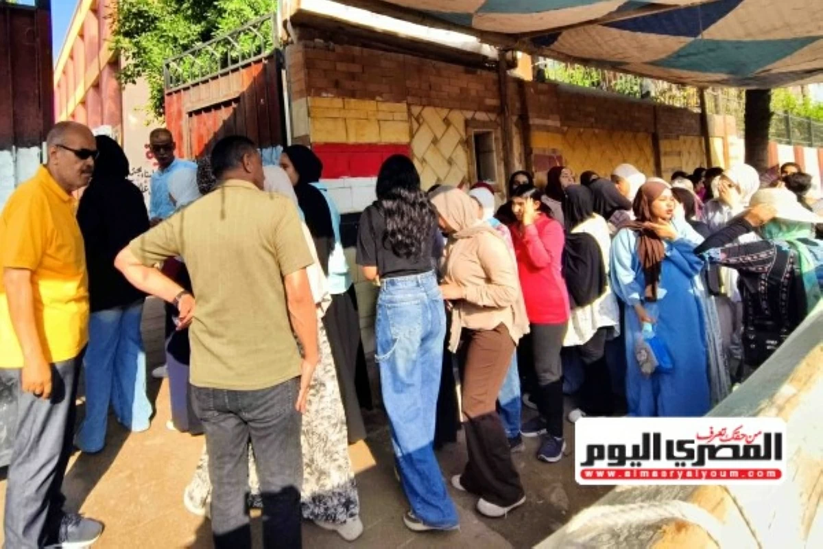 مفاجأة في واقعة طالب قنا المضبوط بسماعة داخل علبة المناديل.. هل يواجه الحبس؟