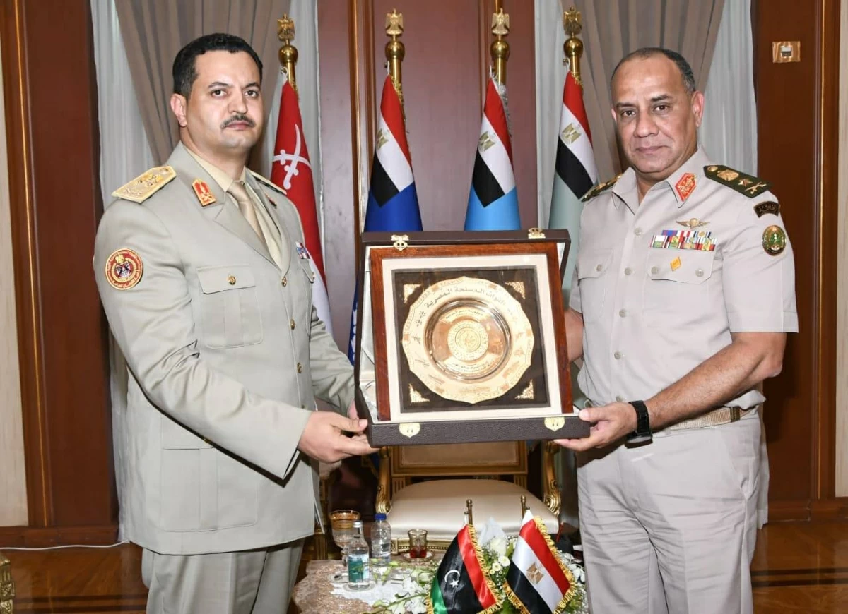 وزير الدفاع يلتقي رئيس أركان الجيش الليبي ونائب القائد العام