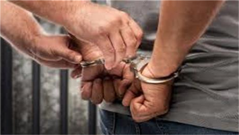 ضبط مندوب شركة شحن لاتهامه بمحاولة دخول شقة مذيعة شهيرة بالمهندسين