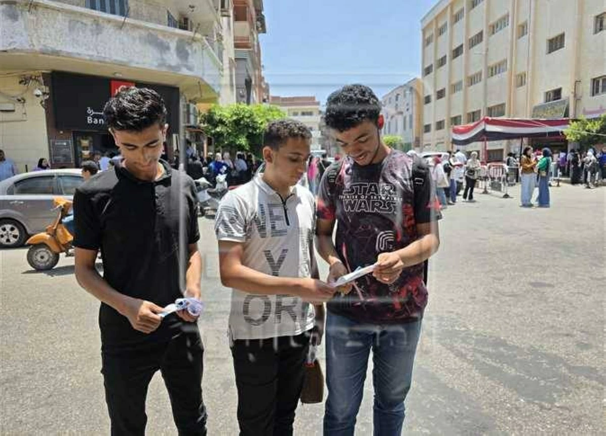 حالة من القلق بين طلاب الثانوية العامة بدمياط بعد امتحان اللغة.. وشكاوى من صعوبة النحو وضيق الوقت