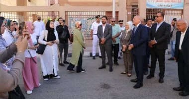 ​محافظ القاهرة يتفقد لجان الثانوية العامة بمدرسة تحيا مصر.. صور