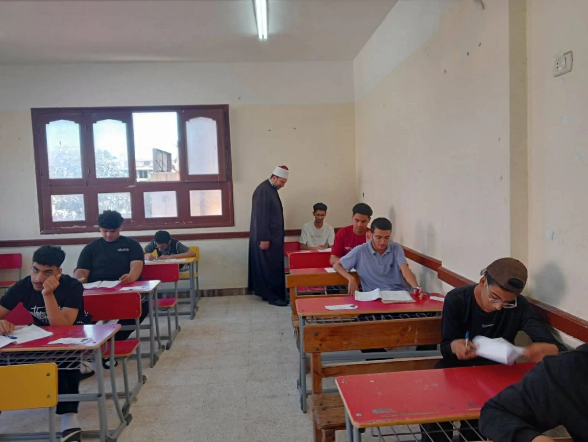 «دون شكاوى».. طلاب الثانوية الأزهرية بالإسكندرية يؤدون امتحان مادة الصرف (صور)