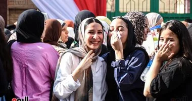 توافد طلاب الثانوية العامة بالجيزة على اللجان لأداء امتحان اللغة
