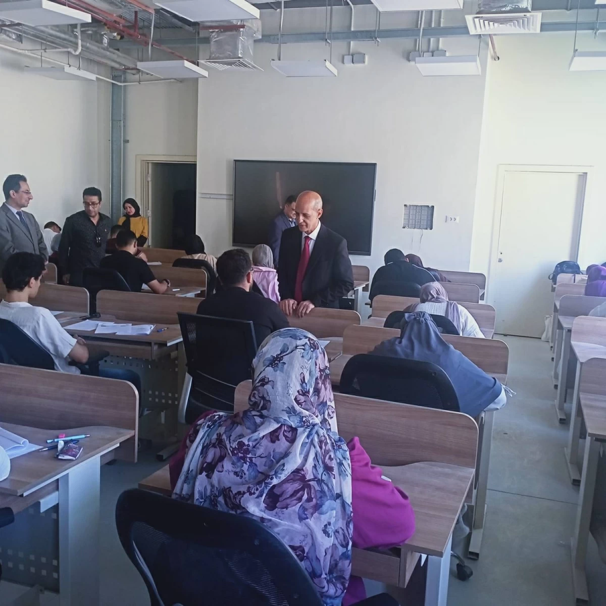 رئيس جامعة بني سويف الأهلية يتابع سير امتحانات الفصل الدراسي الثاني ويؤكد توفير الدعم للطلاب