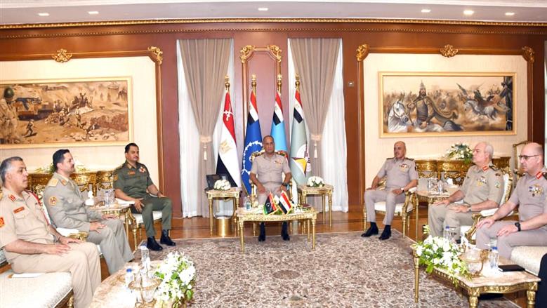 وزير الدفاع يلتقي نائب القائد العام ورئيس الأركان العامة للجيش ي الليبي